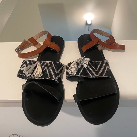 Old Navy Tassel Sandals, size 8 - Picture 1 of 3